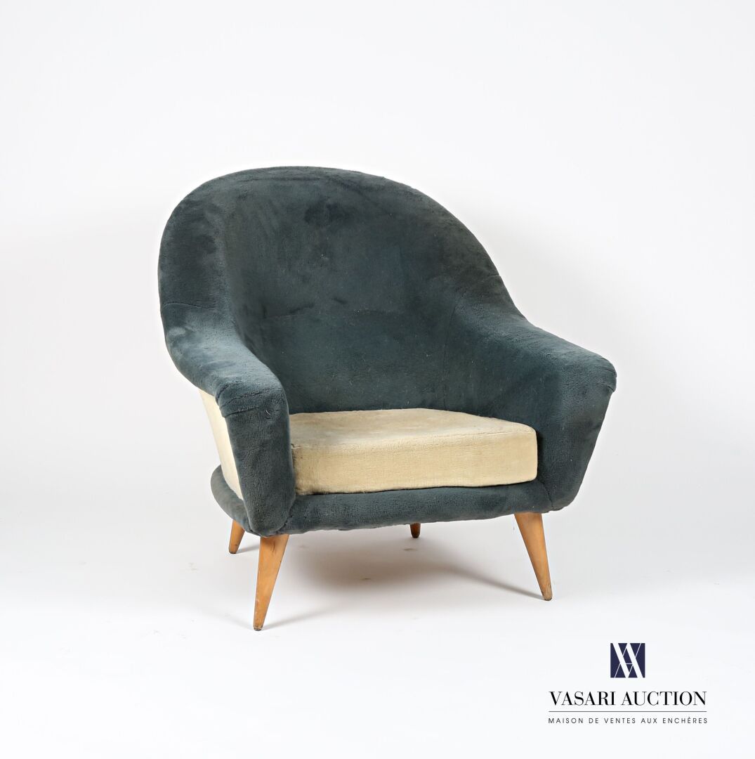 Null 拉莫斯-查尔斯 (生于1925年)
扶手椅，有弧形靠背，全扶手，靠在倾斜的锥形腿上，软垫是米白色和蓝色的绒毛。
(内饰的磨损和撕裂)
高度：80厘米8&hellip;