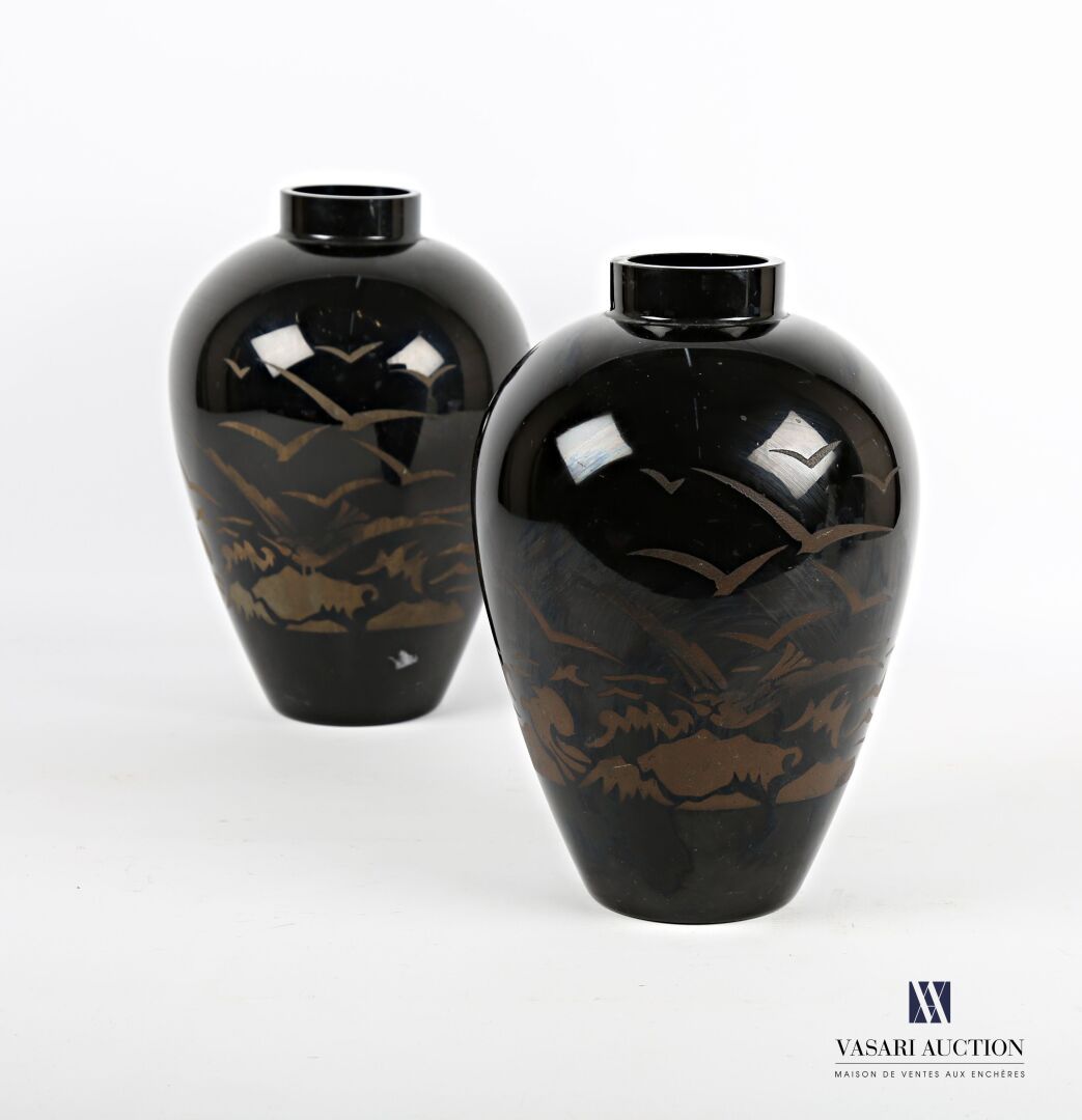 Null 一对黑色玻璃花瓶，卵形，小颈，喷砂装饰有湖景中的鸟类和风格化的叶子。
20世纪
高度：30厘米高度：30厘米