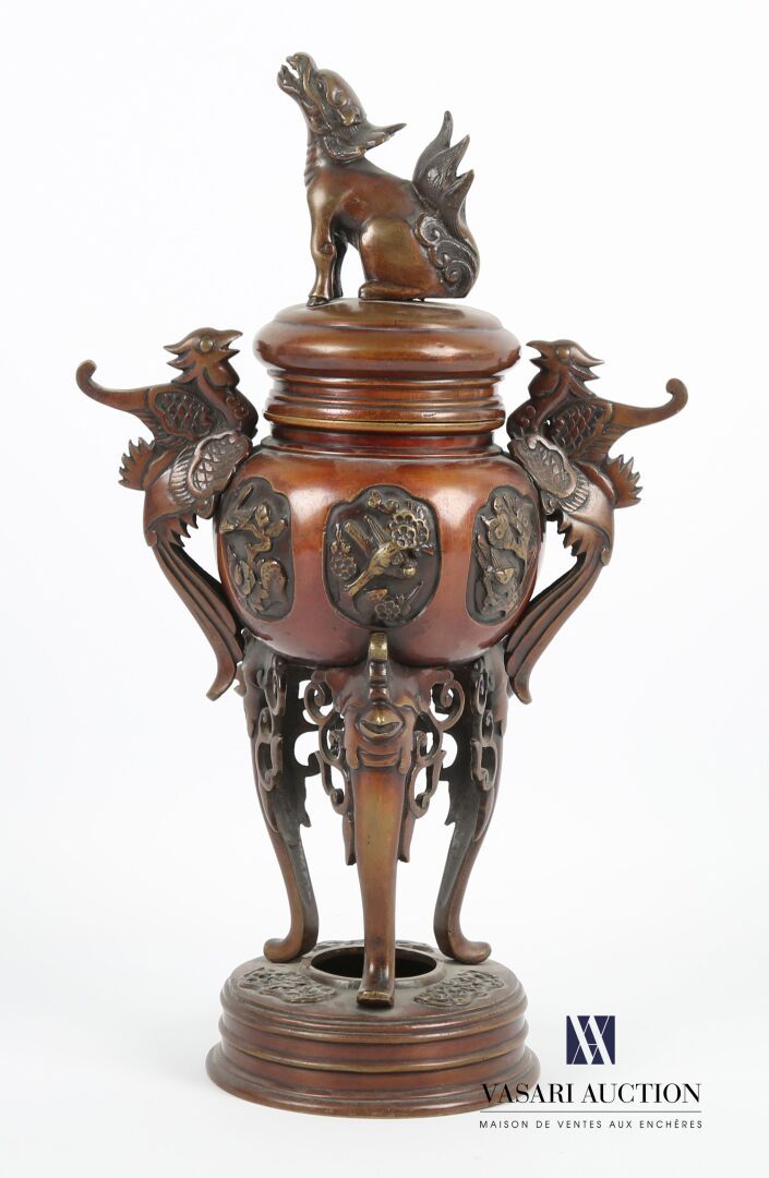 Null 日本
青铜香炉，它放置在一个圆形的镂空底座上，支撑着一个有盖的罐子，炉身有刻画枝状鸟的图案。手柄的形状是一只神奇的鸟，而夹板上则是一只坐着的狗的造型。&hellip;