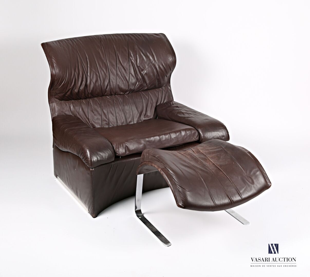 Null Giovanni OFFREDI - SAPORITI编辑 
Vela Alta 棕色皮革扶手椅和它的长椅。后者放在一个镀铬的金属底座上。
意大利，约&hellip;