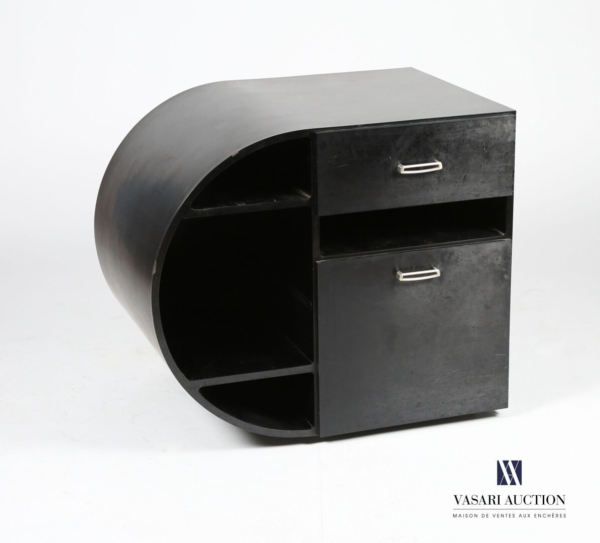Null Aufbewahrungsmöbel aus schwarzem Melamin mit einer halbkugelförmigen Seite &hellip;