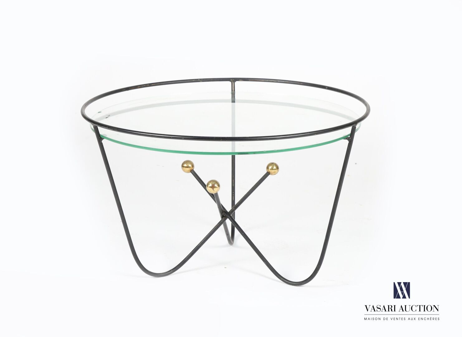 Null 黑色漆面金属咖啡桌，圆形的玻璃桌面放置在三个弯曲的腿上，中间相接，末端是金色的球体。
(玻璃中的一个碎片)
高度：40厘米40厘米 - 直径：66厘米