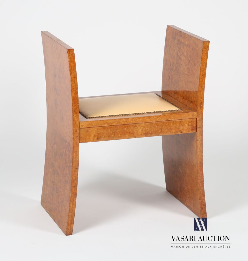 Null 毛边饰面的凳子，长方形的座位上有一个米色的皮革坐垫，它靠在形成轻微弯曲的扶手的立柱上。
约1970年 
(轻微磨损)
高度：73厘米73厘米 - 宽度&hellip;