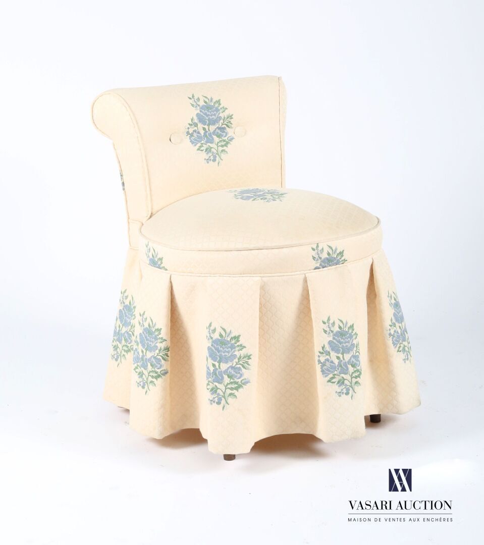 Null 梳妆台扶手椅，反面的椅背上覆盖着花纹织物。它用四条腿站立。
(织物上有一些污渍）。
高度：64厘米64厘米 - 宽度：45厘米 - 深度：37.5厘米