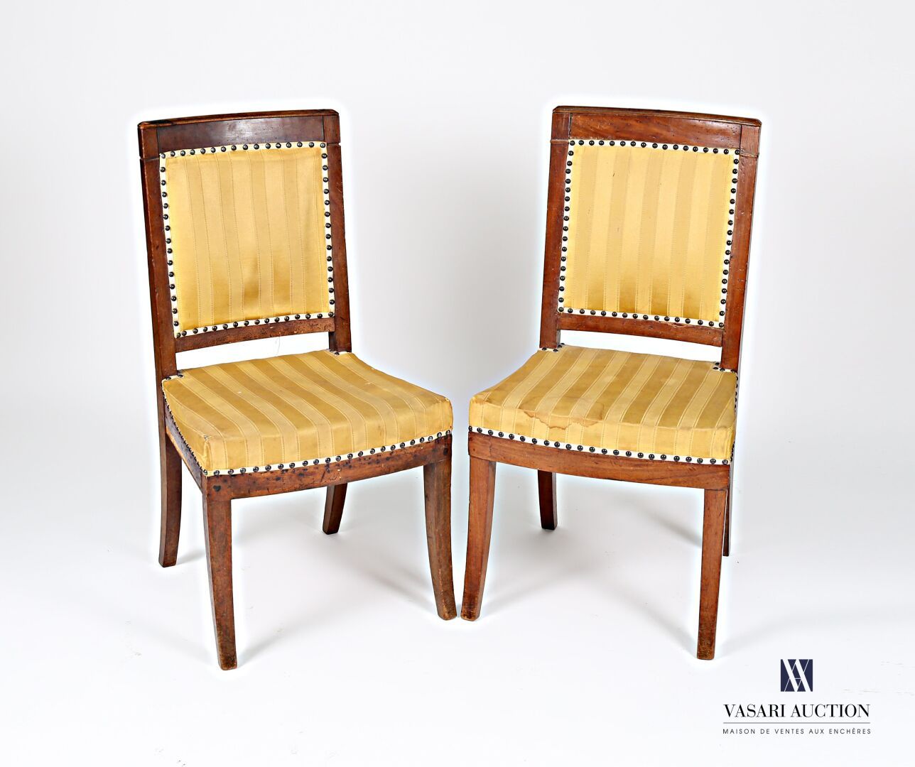 Null 一对椅子，椅背略微弯曲，靠在四个方形马刀腿上
19世纪
(事故和修复，装饰材料有待修订)
高度：91厘米91厘米 - 宽度：48厘米 - 深度：41厘&hellip;