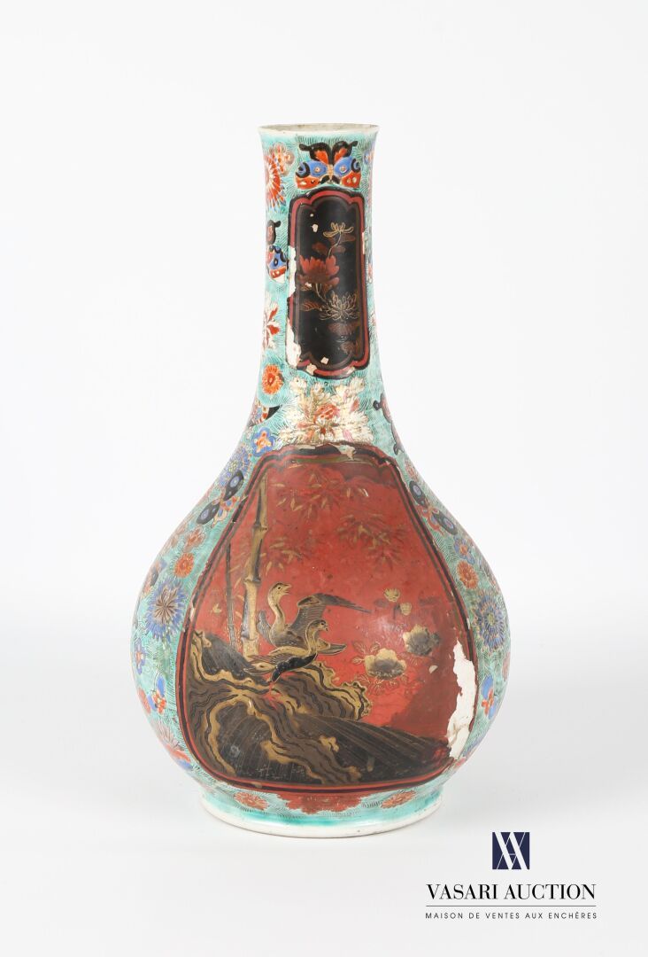 Null JAPON
Vase piriforme en porcelaine à décor de papillons et de fleurs traité&hellip;