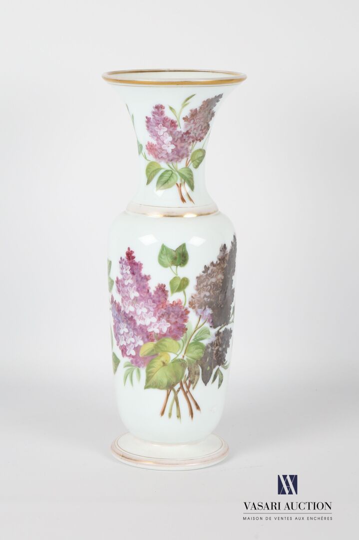 Null 一个有郁金香颈部的乳白色花瓶，站在一个小基座上，瓶身和颈部装饰着丁香花枝，上面有金丝加强。
(镀金层磨损，底座有缺口)
高度：40厘米高度：40厘米