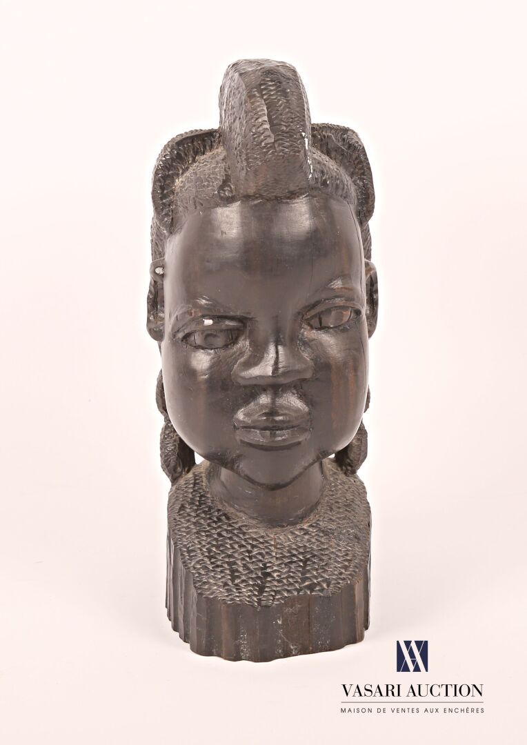 Null AFRIQUE 
Buste de jeune fille en bois noirci et sculpté 
(petite trace de b&hellip;