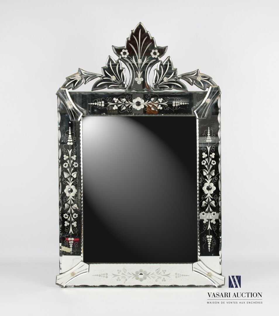 Null Venetian mirror of rectangular shape, it is topped with a pediment vegetali&hellip;