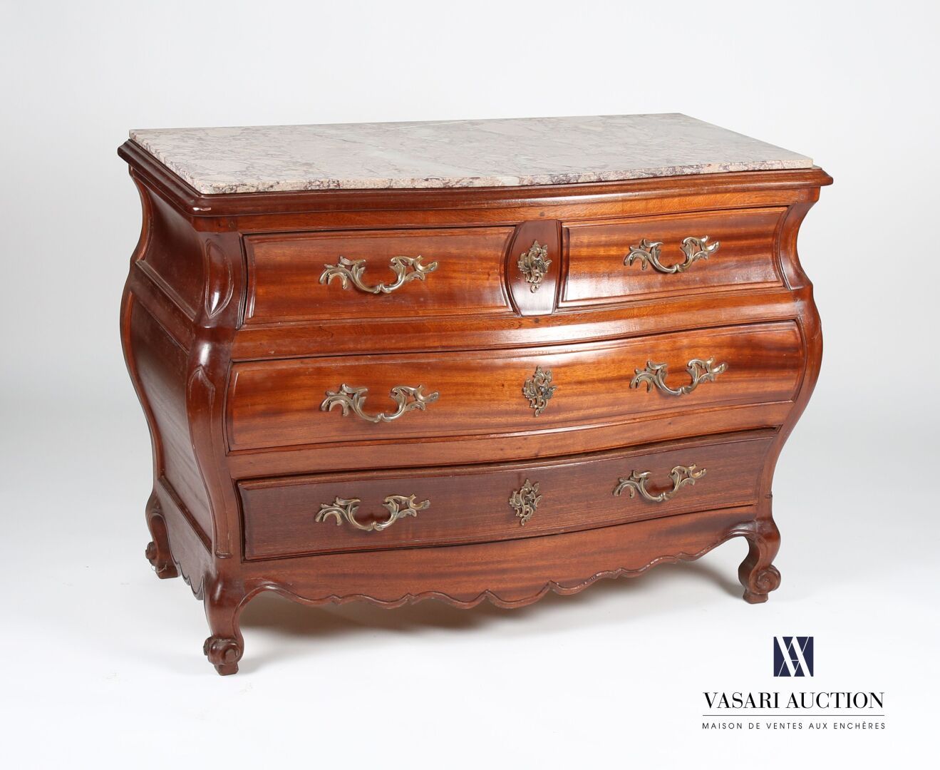 Null Chest of drawers in molded and carved mahogany, it opens in front of four d&hellip;