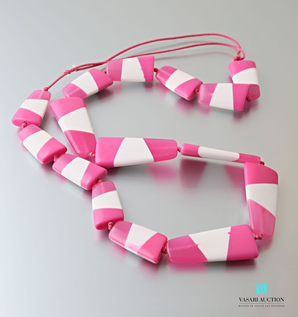 Null Sautoir orné de motifs libres en plastique rose et blanche sur cordon.
Long&hellip;
