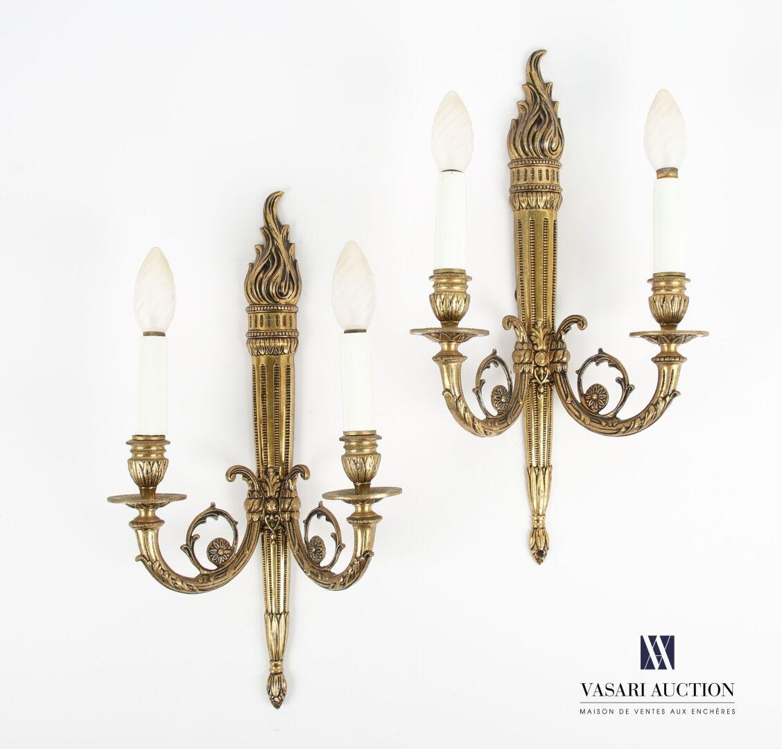 Null Pair of bronze sconces with two arms of light, the fluted shaft depicting a&hellip;