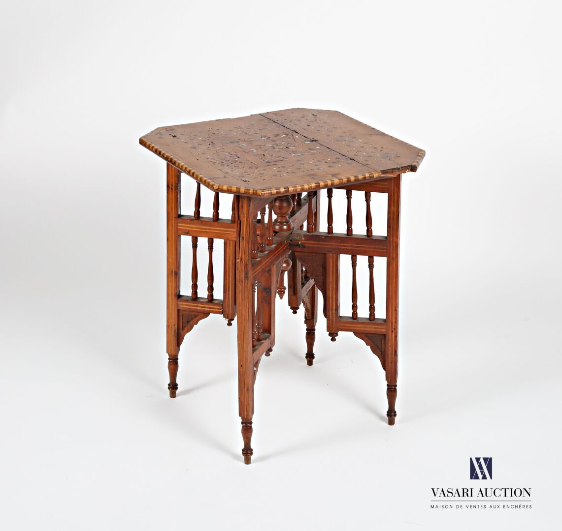 Null Table d'appoint en bois naturel et incrustations de bois et nacre, le plate&hellip;
