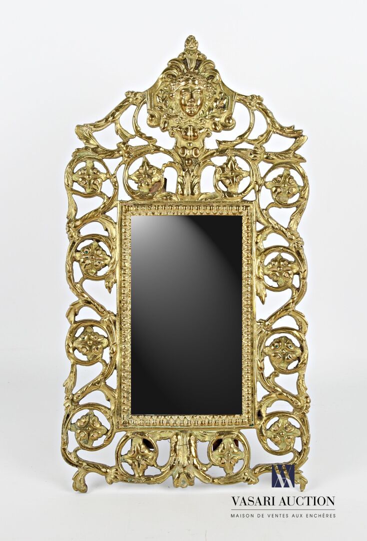 Null 一面小铜镜，长方形的镜子在花蕾、卷轴、刺桐叶的框架中镶有水叶的楣，上面有一个以植物为底的马斯卡龙。
19世纪
(镜面颜色褪去，装饰磨损)
高度：34厘&hellip;
