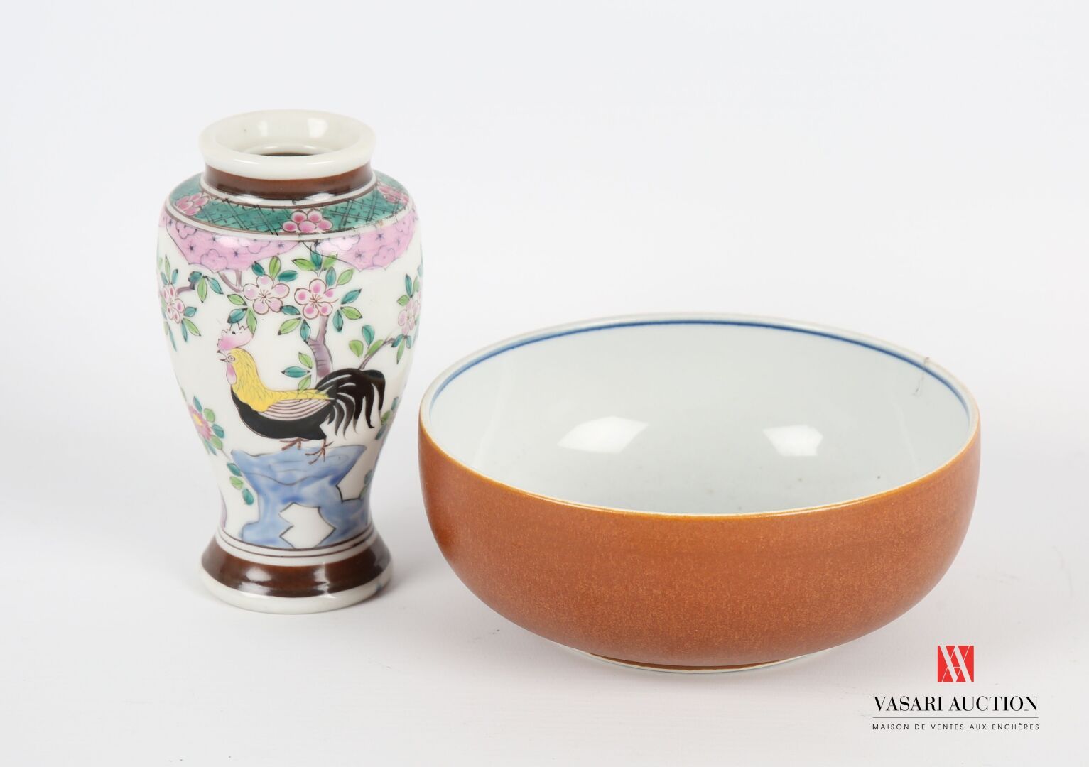 Null 亚洲 
拍品包括一个巧克力珐琅的玻璃瓷碗，20世纪（直径：14厘米）-一个有公鸡和梅花枝的多色装饰的小阳台瓷瓶（轻微磨损，缺少盖子-高度：12.5厘米&hellip;