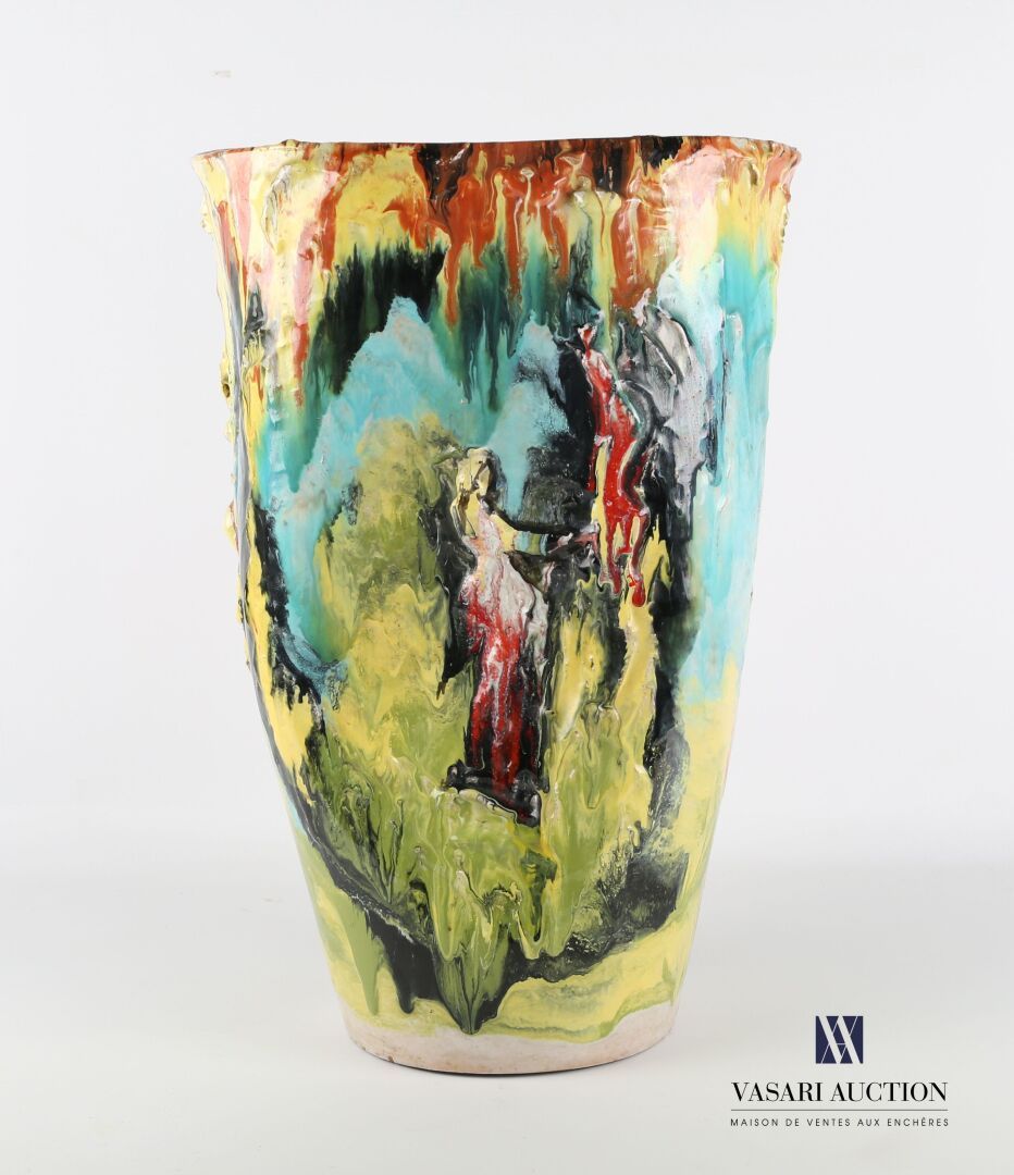 Null 尼古拉(CIAVAROLONI) (1911-2003) 
带有多色铜锈的陶瓷花瓶，膨胀的瓶身装饰着用巴尔博蒂尼处理的英勇场景，椭圆形的捏颈。
背面标&hellip;