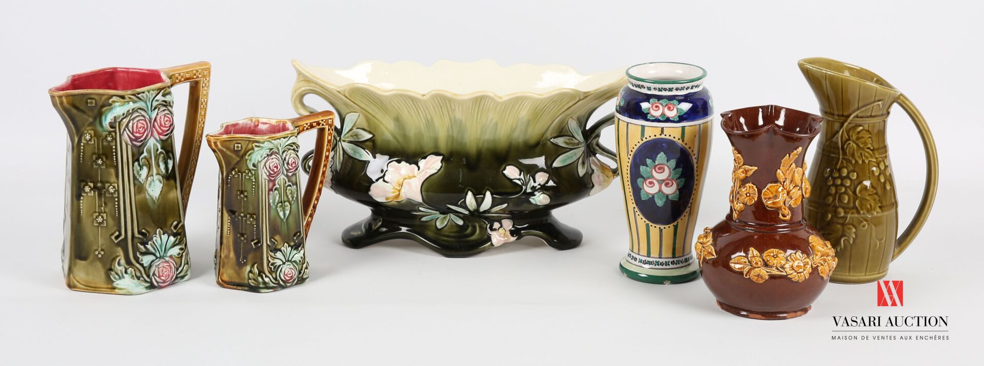 Null Lot including a jardinière in earthenware of the manufacture De Bruyn in Fi&hellip;