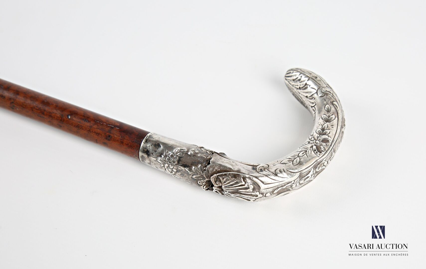 Null 手杖，鞍座上的银棍上装饰有花枝、棕榈和刺桐叶，杆身为阿穆雷特，套环为金属。
(鞍座的事故，磨损)
高度：89厘米89 cm - 毛重 : 265,94&hellip;