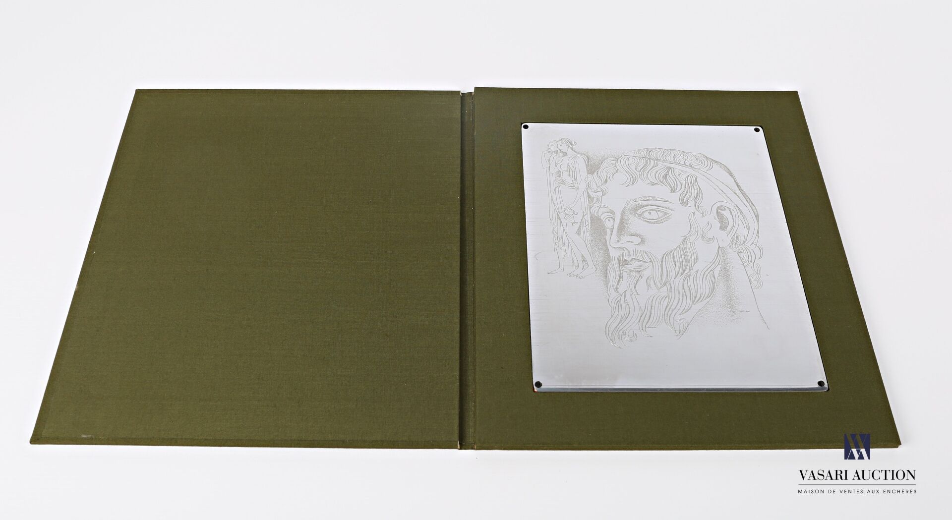 Null 孤独的人
铜板上有一个罗马皇帝的头像和两个优雅的女人，披着古朴的风格。
在一个绿色帆布箱中
版面尺寸：25 x 21 厘米 
盒子的尺寸：33 x 2&hellip;