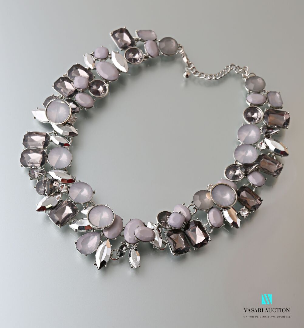 Null Metal necklace decorated with rhinestones and fancy stones.