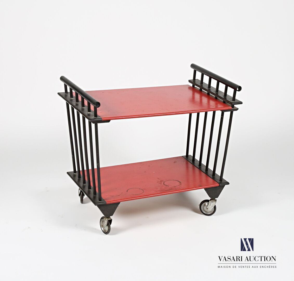 Null 红色和黑色漆面木质的两层桌面的滚动式桌子。立柱上有栏杆，并配有四个脚轮。
(磨损、待加固、污渍)
高度：60.5厘米60.5厘米长：69厘米 - 深度&hellip;