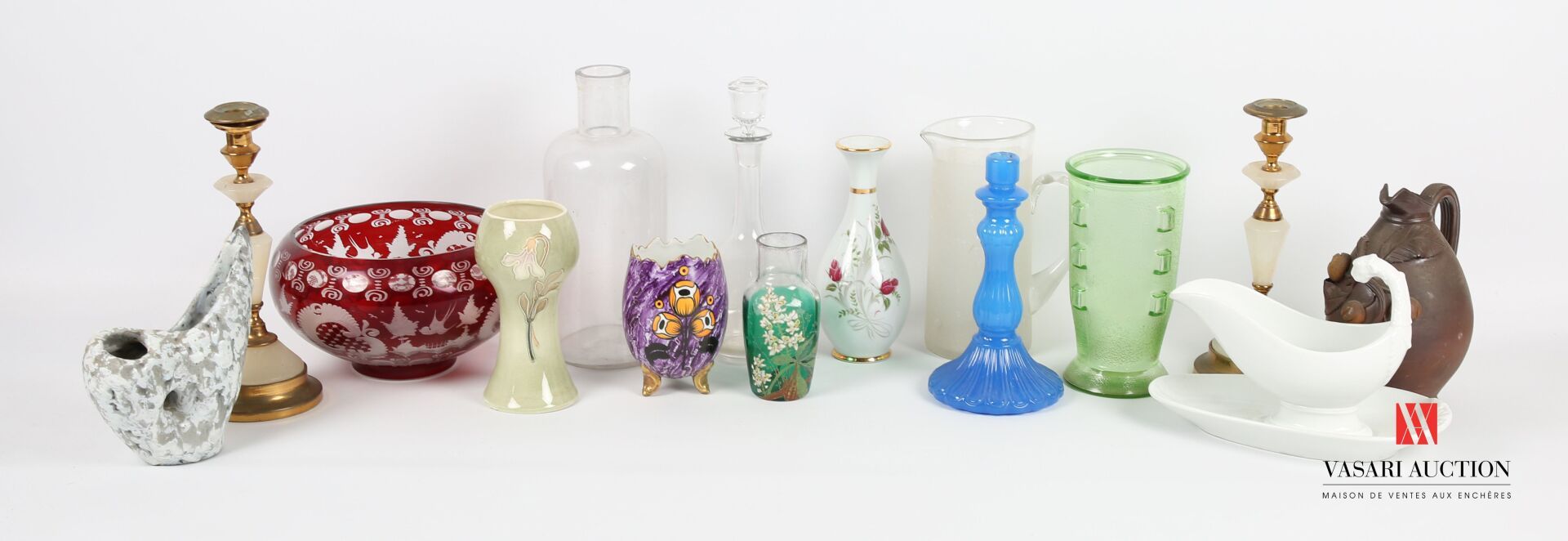 Null 拍品包括一个玻璃瓶（碎片），一个玻璃杯及其塞子，一个酱缸及其可移动的白瓷框架，一个在紫色大理石背景上装饰有风格化花朵的卵形花瓶，一个装饰有花朵和金丝的&hellip;