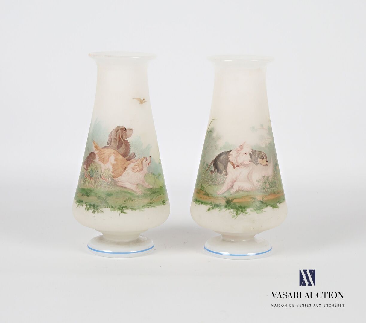 Null 一对圆锥形的乳白色玻璃花瓶，站在一个基座上，瓶身有多色的山水狗的装饰。 
高度：20厘米高度：20厘米