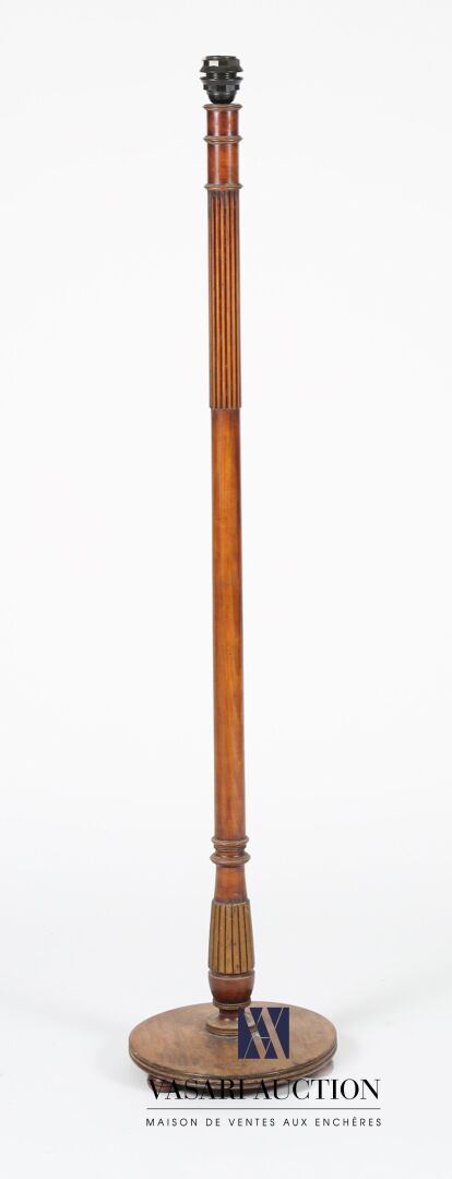 Null Lámpara de pie de madera natural sobre una base redonda, el fuste columnar &hellip;