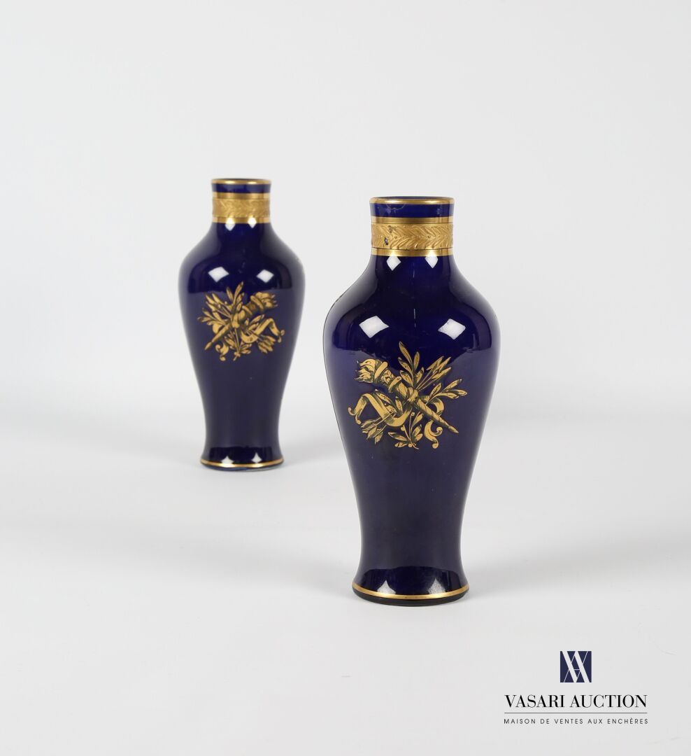 Null TOURS - Manufacture Jaget & Pinon
Pair of vases of baluster form in royal b&hellip;