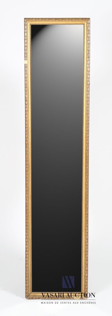 Null 长方形的木头和灰泥镜子，有月桂树叶和珍珠楣的装饰。
20世纪
(缺失)
高度：156.5厘米156.5 cm - 宽度 : 35.5 cm