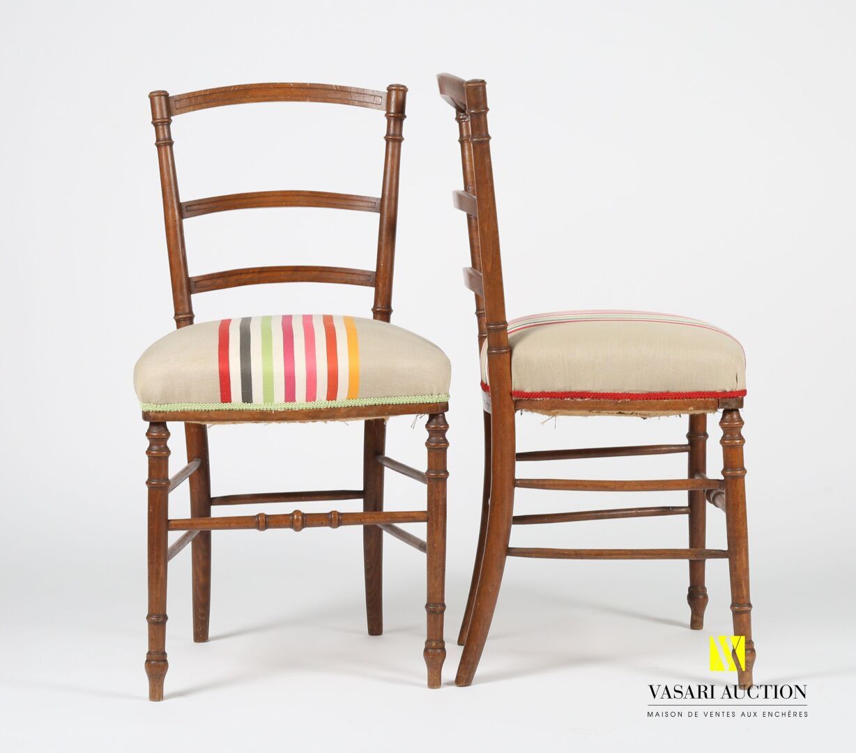 Null 一对天然木模制的椅子，镂空的靠背上有三条弧形的装饰，它靠在四条翻转的腿上，腿的背面是马刀形的，由胯部的杆子连接。
19世纪晚期
饰有彩色带子的织物装饰&hellip;