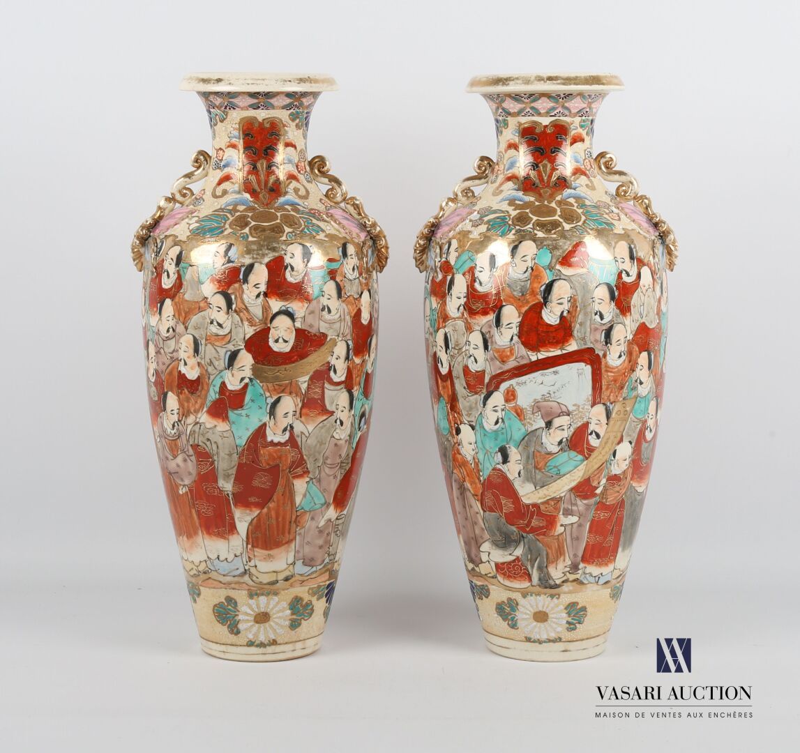 Null JAPON 
Paire de vases en faïence de forme ovoïde à décor peint et rehaussé &hellip;