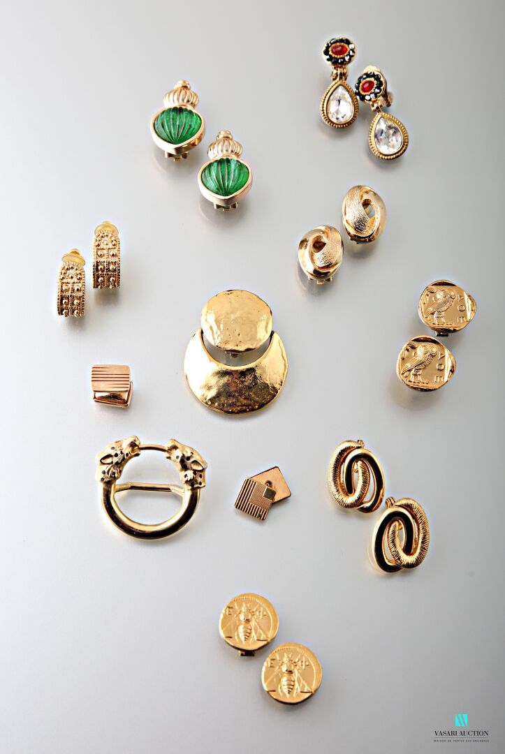 Null Lot of costume jewelry including a pair of golden metal earrings of round s&hellip;