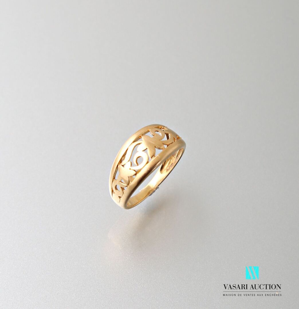 Null Yellow gold ring 750 thousandth, openwork decoration of vine leaves and scr&hellip;