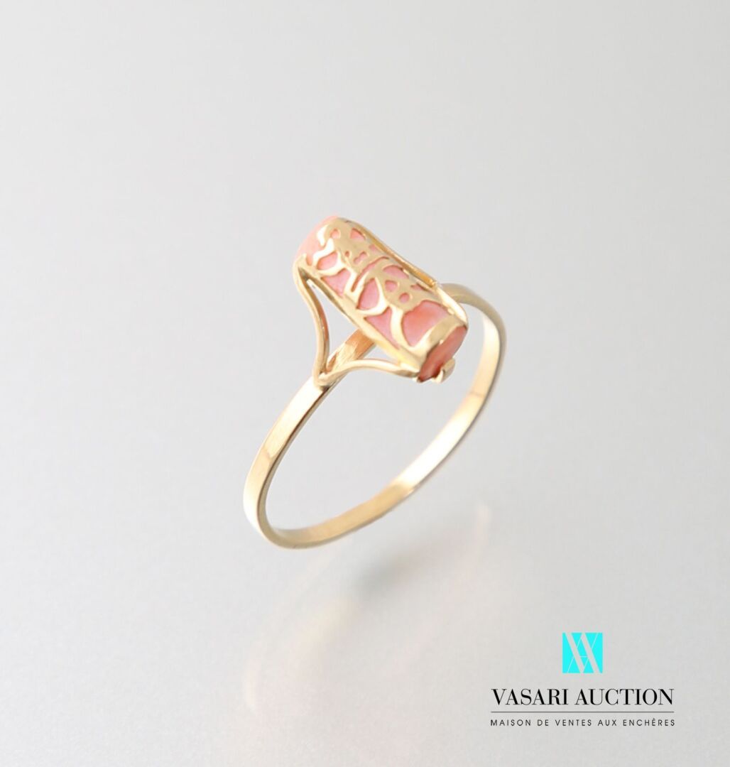 Null 千分之七十五的黄金戒指，装饰有粉红珊瑚的中央图案，镶嵌在金网中 
重量 : 1,5 g - 手指尺寸 : 54
(畸形环)