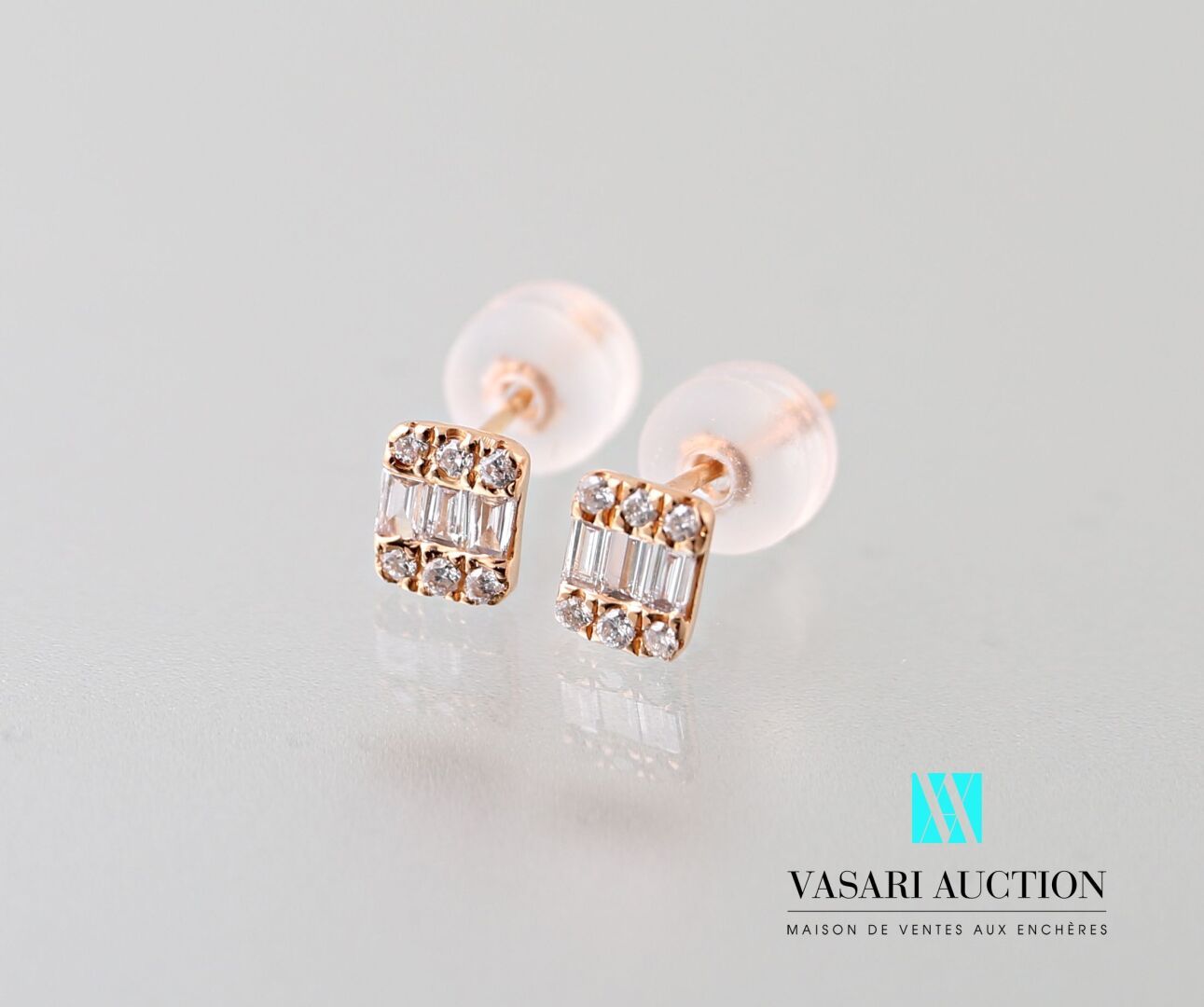 Null Pair of earrings in pink gold 750 thousandths decorated with round and bagu&hellip;