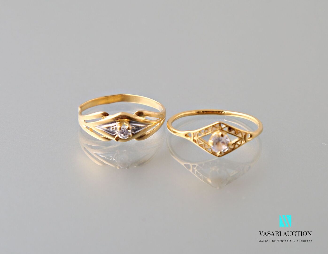 Null 两枚75万分之一黄金戒指，镂空钻石图案，镶嵌白色宝石
重量 : 2,5 g
(一个变形的环)