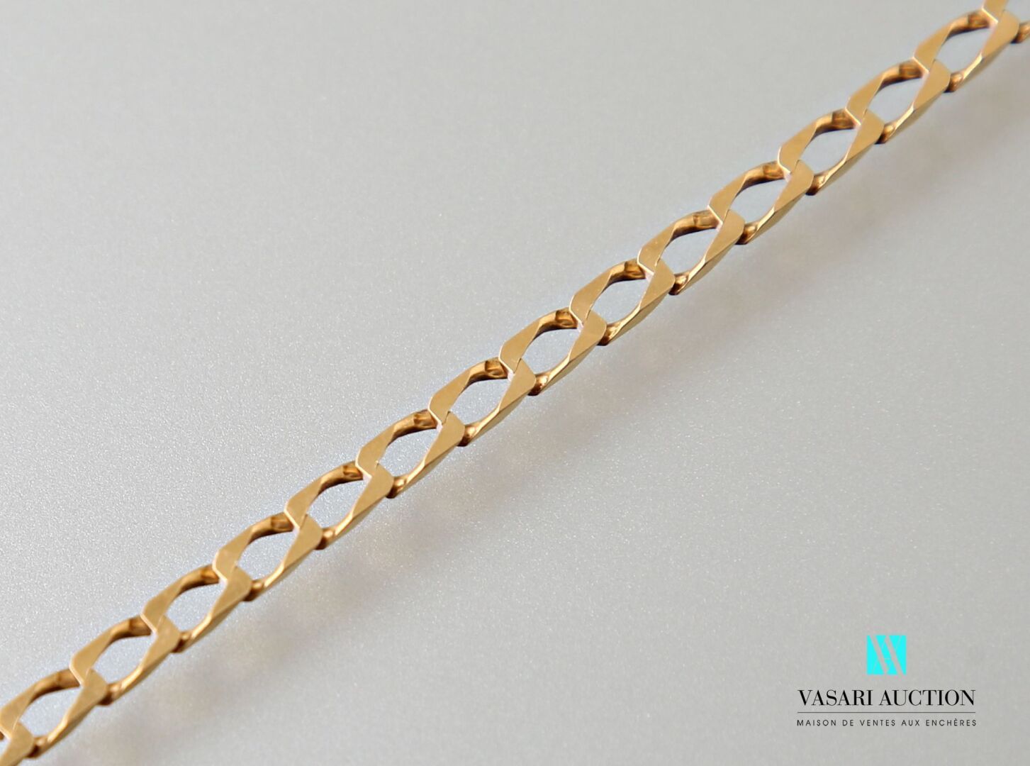 Null Necklace in yellow gold 750 thousandths oval mesh filed 
Weight : 14,7 g - &hellip;
