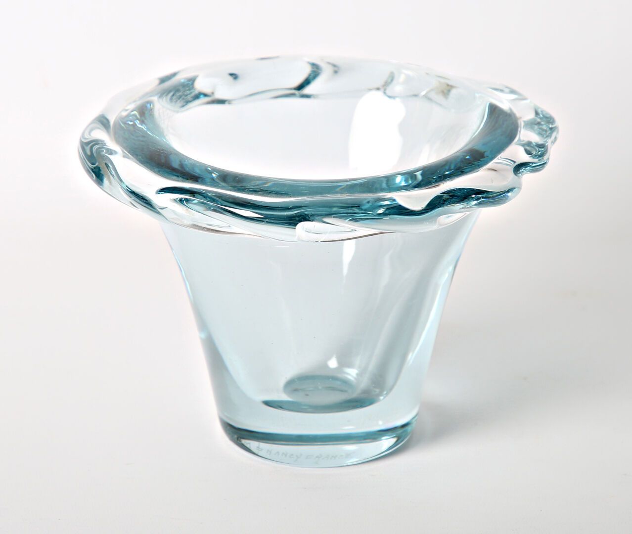 Null 达姆-南希 法国
半透明的水晶花瓶，呈喇叭状，边缘移动
鞋跟上的印记
(划痕)
高度：14厘米14 cm - 长度：19,8 cm