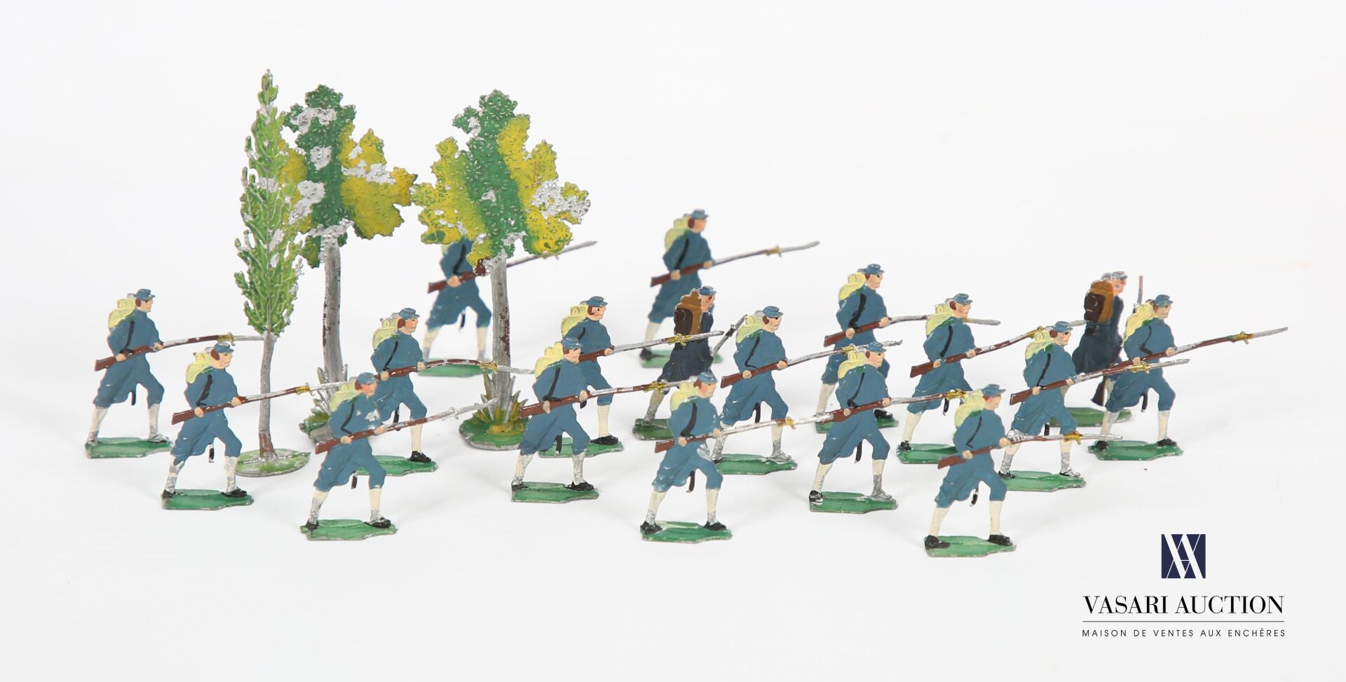 Null 18个锡制小雕像：法国士兵和三棵树
(磨损、变形、事故、油漆脱落)