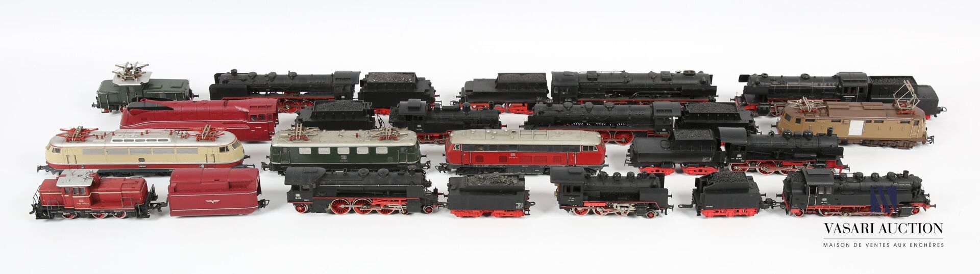 Null MARKLIN - GERMANY
Lot comprenant huit locomotives - huit wagons - sept wago&hellip;