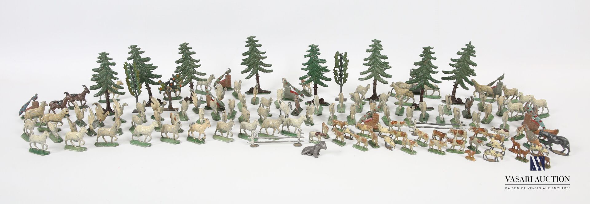Null 拍品包括十个枞树和叶子的人物--七十只绵羊和山羊--八只孔雀--一头驴子--一只小熊--一只兔子--两只母鸡--十只鹅--两扇门 
包括33个较小的微&hellip;