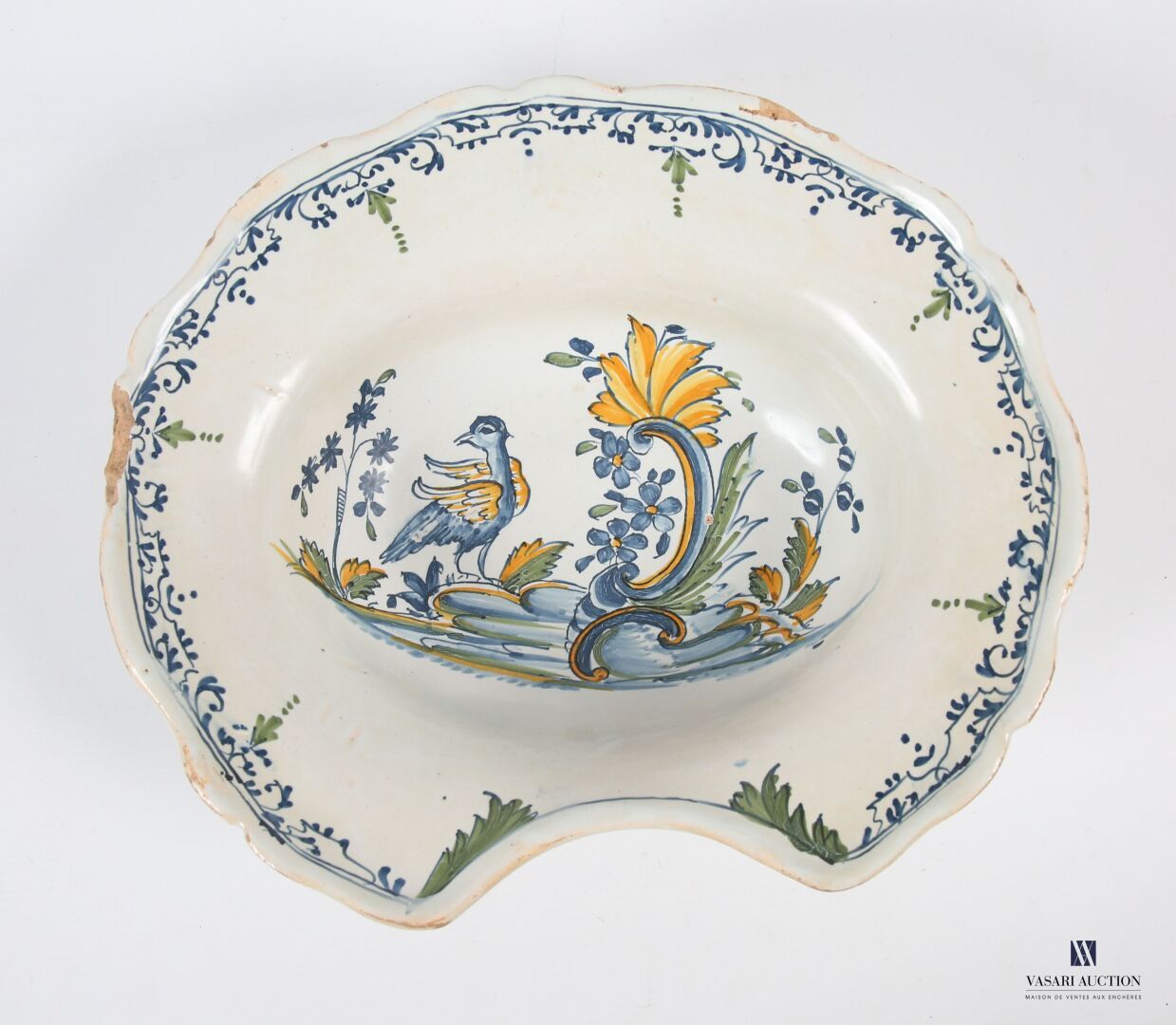 Null 尼弗斯，18世纪
陶器胡盘，装饰有多色珐琅彩的鸟在罗盖尔丘上，蓝色和绿色的叶子边。
(边框上有缺口和划痕)
高度 : 9 cm9 cm - 长度 : &hellip;
