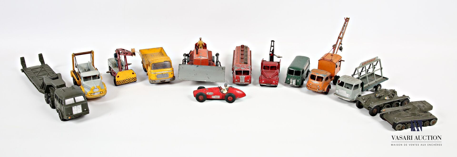 Null Dinky玩具 (法国)
包括十三辆汽车：Berliet Gak - Panhard拖拉机/钛坦克 - Citroen 23 - Peugeot D.&hellip;