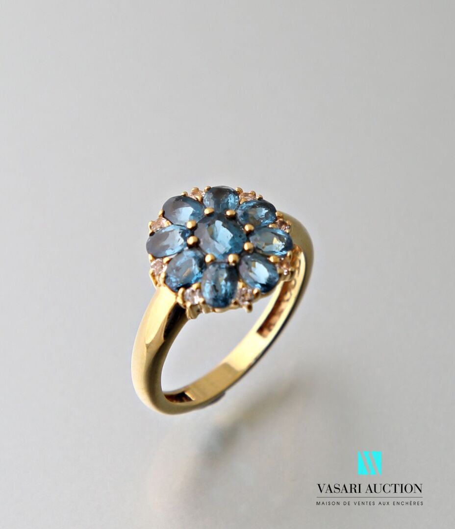 Null 镶有椭圆形切割蓝色锆石的镀金花戒指。
毛重：2.64克 - 手指尺寸：54