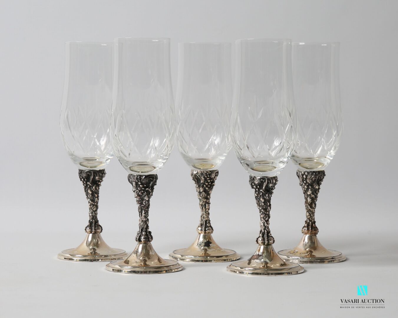 Null Cinco copas de champán de vidrio grabado con decoración de celosía, la base&hellip;