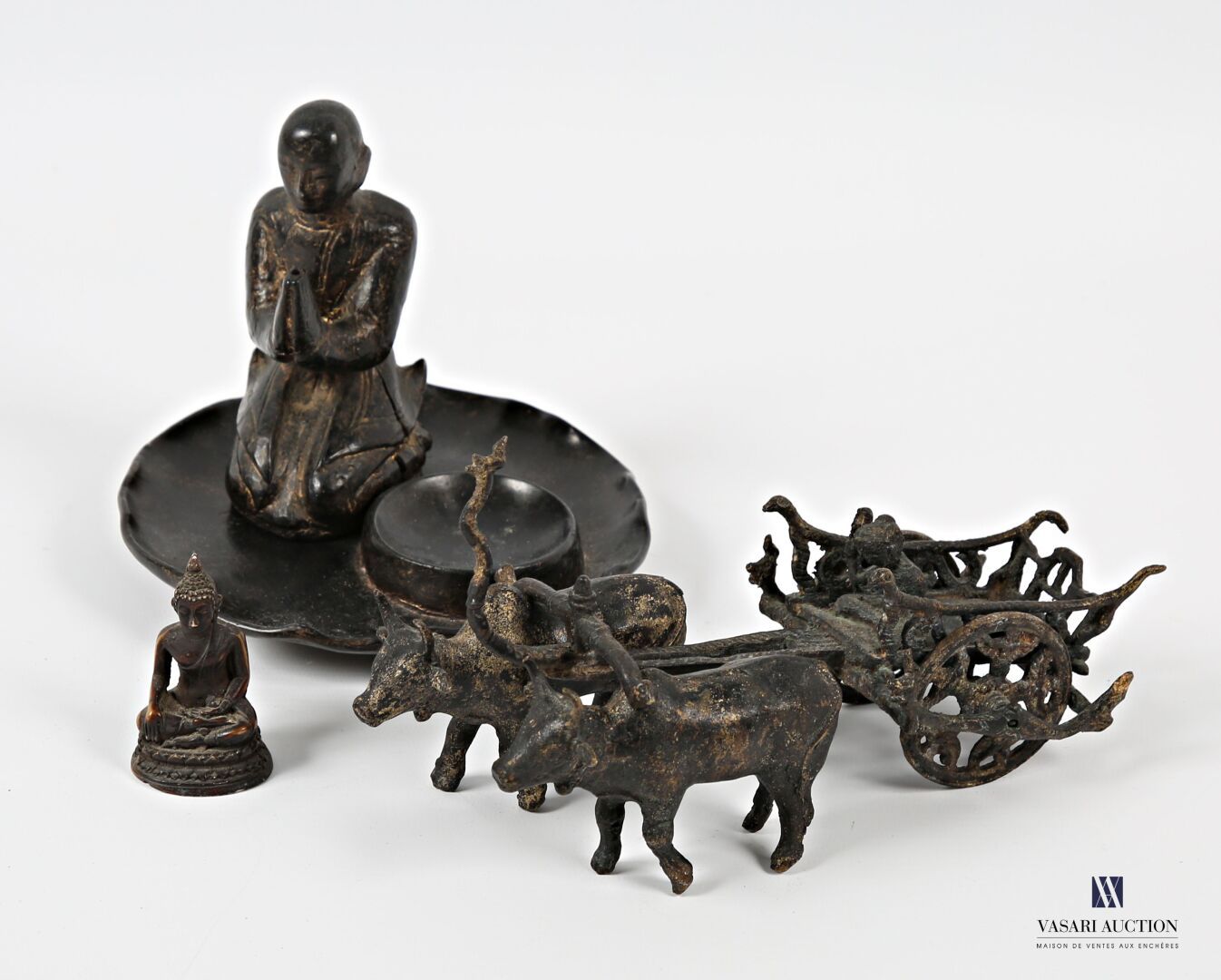 Null ASIA 
Lot including a cart pulled by two beouf in brown patina bronze (wear&hellip;