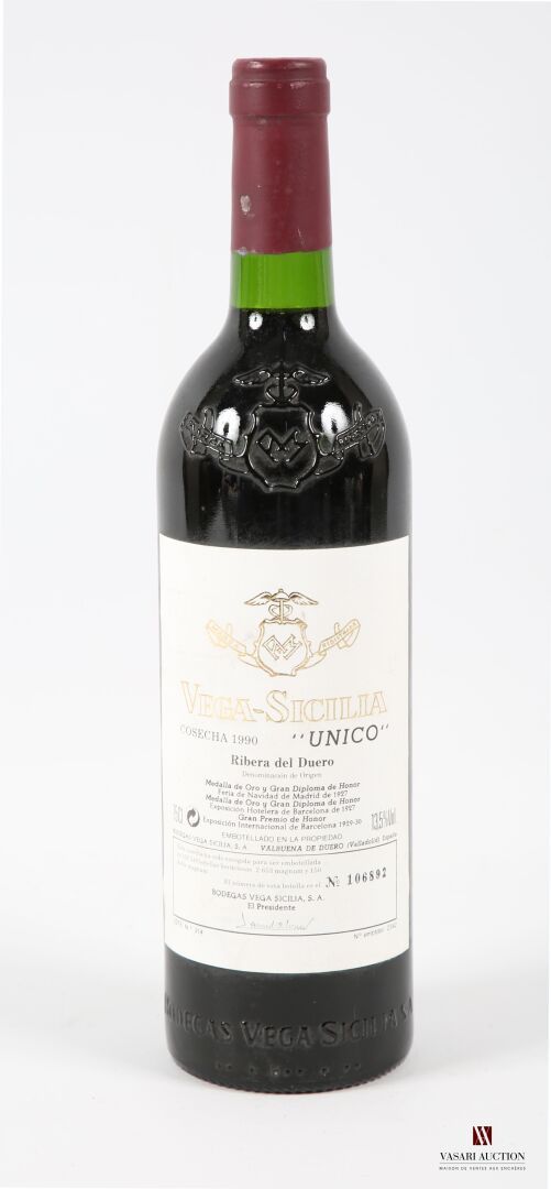 Null 1 bouteille	VEGA SICILIA Unico		1990
	Et. Légèrement tachée. N : bas goulot&hellip;