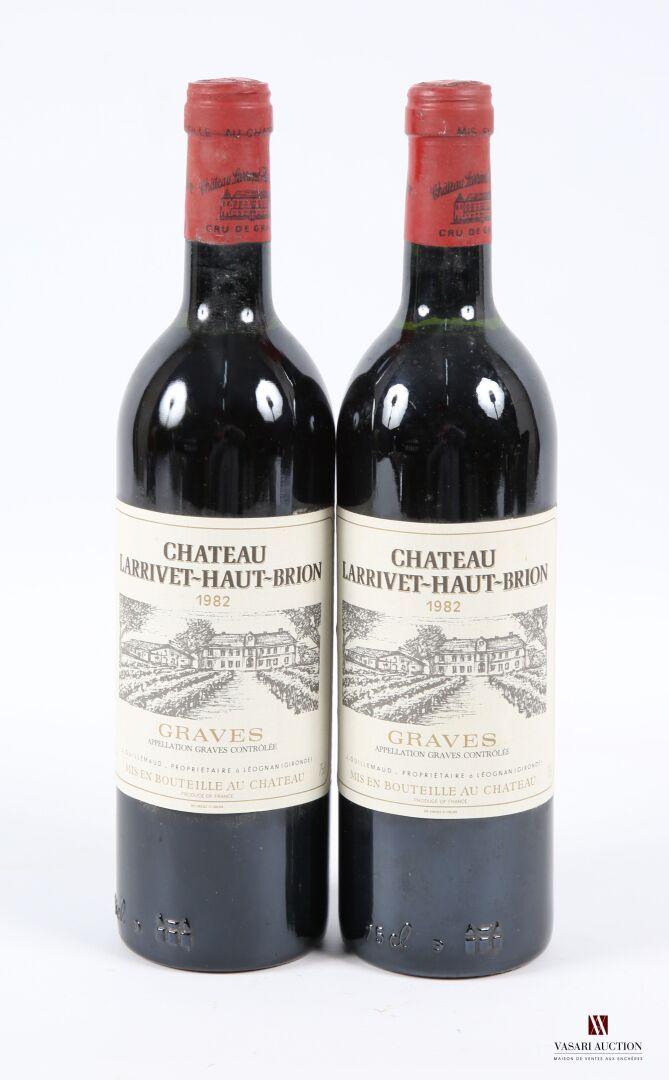 Null 2 bouteilles	Château LARRIVET HAUT BRION	Graves	1982
	Et. Impeccables. N : &hellip;