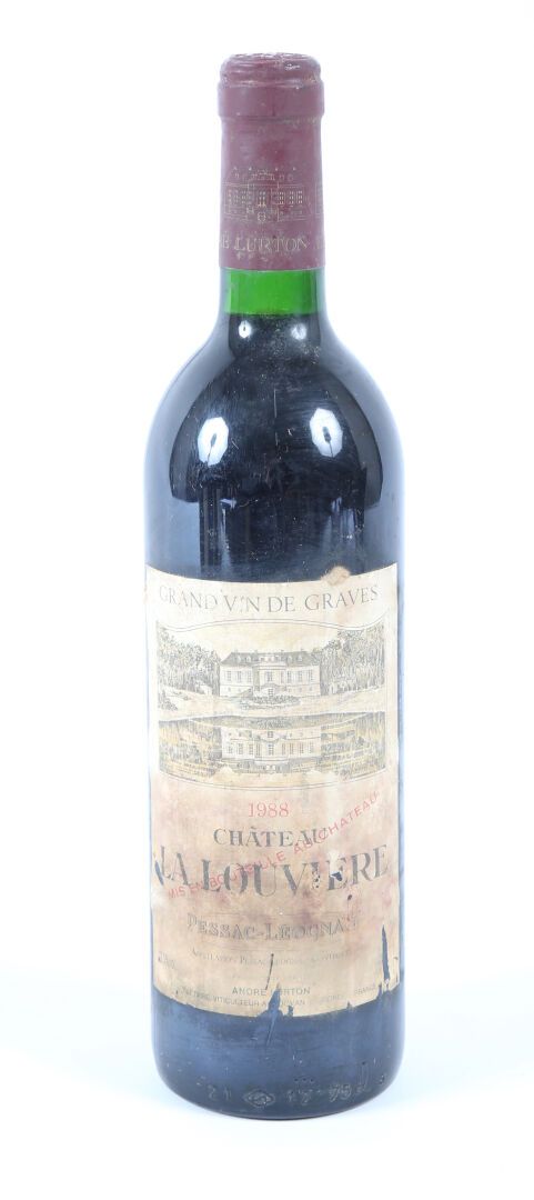 Null 1 瓶 Château LA LOUVIÈRE Graves，1988 年
	E：褪色、染色、磨损（有点破损）。N：瓶颈底部。